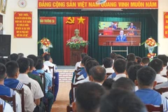 Xem truyền hình trực tiếp về Đại hội Đảng lần thứ XIV trên đảo Trường Sa. (Ảnh: TRUNG HƯNG)