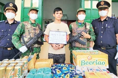 Lực lượng hải quan phối hợp Bộ đội Biên phòng bắt giữ đối tượng vận chuyển ma túy. (Ảnh: Biên phòng Việt Nam)