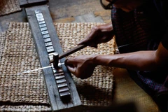 Người thợ đang chế tác sản phẩm bạc tại một xưởng thủ công ở thị trấn Nyaungshwe, bang Shan, Myanmar. (Ảnh: Tân Hoa xã)