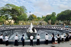 Cán bộ y tế Trung tâm Kiểm soát bệnh tật Thành phố Hồ Chí Minh tưởng niệm đồng bào đã mất vì Covid-19. (Ảnh: Trung tâm Kiểm soát bệnh tật)