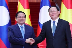 Thủ tướng Phạm Minh Chính gặp Thủ tướng Lào Sonexay Siphandone. (Ảnh: DƯƠNG GIANG/TTXVN)
