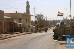 Một phương tiện quân sự gần thành phố Rawa, gần khu vực biên giới Iraq và Syria. (Ảnh: Xinhua)