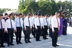 Tổng Bí thư Tô Lâm và Đoàn công tác Trung ương dâng hoa, dâng hương tại Nghĩa trang Liệt sĩ Trà Võ. (Ảnh: Thống Nhất/TTXVN)