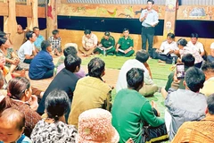 Xã Hùng Sơn, thành phố Đà Nẵng tuyên truyền cho nhân dân về cuộc bầu cử tại cuộc họp dân ở từng thôn, bản.