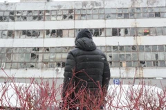 Một người đàn ông đang nhìn hướng về tòa nhà bị phá hủy bởi tên lửa và máy bay không người lái của Nga tại Thủ đô Kiev của Ukraine, ngày 9/1/2026. (Ảnh: Xinhua)