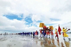 Rước kiệu trong lễ hội ở Trà Cổ. (Ảnh: TTXVN)