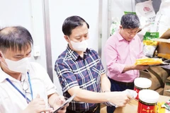 Cơ quan chức năng kiểm tra cơ sở sản xuất, kinh doanh thực phẩm tại Thành phố Hà Nội. (Ảnh: THU THẢO)