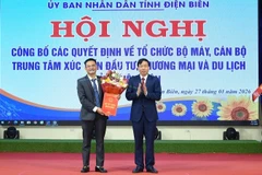 Đồng chí Lê Văn Lương, Chủ tịch Ủy ban nhân dân tỉnh Điện Biên trao quyết định thành lập trung tâm và quyết định bổ nhiệm Giám đốc trung tâm cho đồng chí Lý Thanh Tiềm.