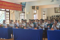 Cán bộ, chiến sĩ và người dân đảo Trường Sa xem truyền hình trực tiếp phiên khai mạc Đại hội Đảng lần thứ XIV.