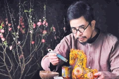 Nghệ nhân Nguyễn Tấn Phát trong quá trình sáng tạo tác phẩm sơn mài ngựa Bính Ngọ 2026. (Ảnh MINH NGUYỄN)