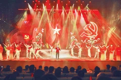 Chương trình nghệ thuật "Với Đảng vẹn toàn niềm tin yêu". (Ảnh TTXVN)