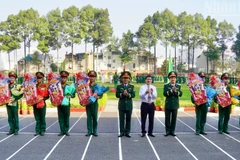 Thủ trưởng Bộ Tư lệnh Quân khu 7 và Bộ Tư lệnh Thành phố Hồ Chí Minh trao quà cho quân nhân xuất ngũ.