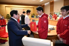 Thủ tướng Phạm Minh Chính trao tặng quà cho các học sinh đoạt giải tại các kỳ thi quốc tế năm 2025.