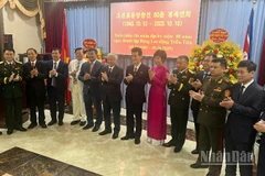 Đại diện hai nước chụp ảnh tại buổi chiêu đãi.