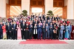 Thủ tướng Phạm Minh Chính chụp ảnh lưu niệm cùng các đại biểu. 