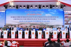 Thủ tướng Phạm Minh Chính và các đại biểu thực hiện nghi thức khởi công.