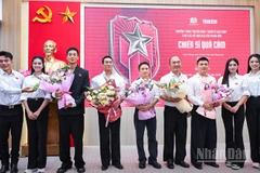 Các nghệ sĩ "Chiến sĩ quả cảm" và Top 3 Hoa hậu Việt Nam giao lưu tại Báo Nhân Dân.