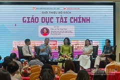 Các diễn giả chia sẻ về bộ sách. 