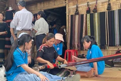 Tìm hiểu nghề dệt của đồng bào Tây Nguyên.