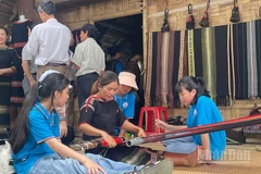 Tìm hiểu nghề dệt của đồng bào Tây Nguyên tại Làng.