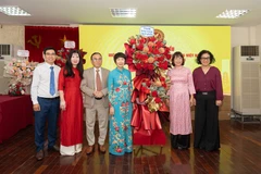 Đại diện Cục Văn hóa cơ sở, Gia đình và thư viện (Bộ Văn hóa, Thể thao và Du lịch) tặng hoa Ban Thường vụ Hiệp hội. (Ảnh: Ban tổ chức)