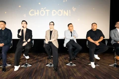 Đoàn làm phim "Chốt đơn!" giao lưu tại buổi chiếu ra mắt báo giới.