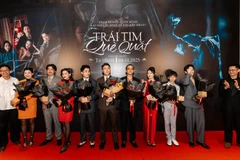 Đoàn làm phim "Trái tim què quặt" tại buổi ra mắt. (Ảnh: Galaxy Studio)