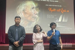 Từ phải sang: Đạo diễn Trịnh Quang Tùng, đạo diễn Đặng Linh và quay phim Đức Nguyên.