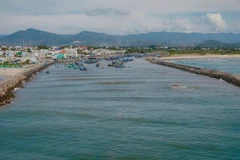 Khung cảnh làng chài bình yên trong phim "Báu vật trời cho". (Ảnh: Galaxy cung cấp)