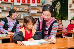 Các thí sinh giao lưu cùng các em học sinh tại Điểm trường Tà Số 1. (Ảnh: Ban Tổ chức)