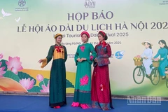 Trình diễn áo dài tại Bảo tàng Hà Nội.