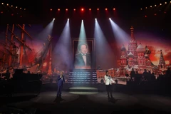 Khoảnh khắc xúc động khi giọng ca của Nghệ sĩ Nhân dân Trung Kiên hòa cùng Nghệ sĩ Nhân dân Quang Thọ và Nghệ sĩ Nhân dân Quốc Hưng.