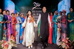 Nhà thiết kế Đỗ Trịnh Hoài Nam cùng các người mẫu chào khán giả.