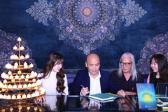 Tác giả Hà Huy Thanh (giữa) chia sẻ về cuốn sách.