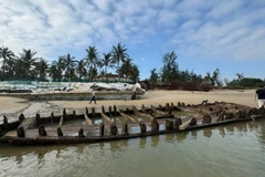 Tàu cổ phát lộ trên biển sau khi thủy triều xuống. (Ảnh: Người dân cung cấp)