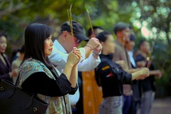 Đoàn làm phim “Hộ linh tráng sĩ – Bí ẩn mộ Vua Đinh” dâng hương tại đền Vua Đinh, Vua Lê, Ưu bà Phạm Thị Trân. (Ảnh: BHD)