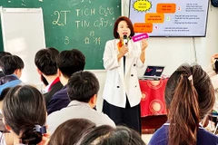 ThS Vũ Phương Thảo trò chuyện về giáo dục giới tính với học sinh trong Dự án TEENYEEU.