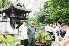 Khách du lịch nước ngoài tham quan Hà Nội. Ảnh: ANH QUÂN