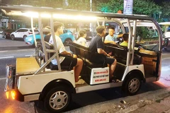 Xe điện chở khách du lịch tham quan thành phố Đồng Hới về đêm.