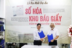 Nhà sưu tầm Nguyễn Phi Dũng (bên phải) và đại diện Công ty cổ phần NTQ Solution tại Lễ ra mắt Dự án Số hóa kho báo giấy.
