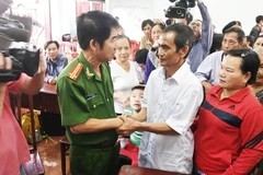 Đại tá Phạm Thật, Thủ trưởng Cơ quan Cảnh sát Điều tra Công an tỉnh Bình Thuận (nay đã sáp nhập cùng tỉnh Lâm Đồng và Đắk Nông thành tỉnh Lâm Đồng) bắt tay ông Huỳnh Văn Nén trong ngày công bố lời xin lỗi người chịu án oan. Ảnh: QUẾ HÀ