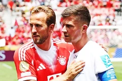Tiền đạo Harry Kane an ủi đội trưởng Auckland City - Mario Ilich sau khi kết thúc trận đấu.