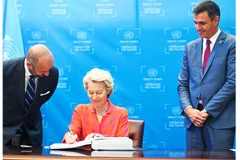 Chủ tịch Ủy ban châu Âu Ursula von der Leyen ký Hiệp ước Biển cả. Ảnh: EURONEWS