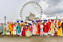 Trình diễn Việt phục trên đường phố London. (Ảnh: Ban Tổ chức)