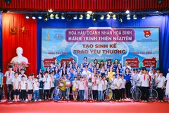 Ban tổ chức tặng xe đạp cho các em học sinh nghèo.