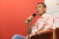 Họa sĩ Lê Thiết Cương tại buổi ra mắt sách “Trò chuyện với hội họa”. (Ảnh: Ban tổ chức)