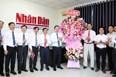 Bí thư Tỉnh ủy Nghệ An Nguyễn Đức Trung cùng Đoàn công tác tặng hoa chúc mừng cán bộ, phóng viên Văn phòng đại diện Báo Nhân Dân tại Nghệ An.