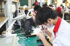 Giờ thực hành của học sinh, sinh viên Trường cao đẳng nghề Công nghệ cao Hà Nội. Ảnh; PHONG NGỌC