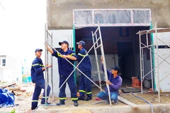 Cán bộ, chiến sĩ công an giúp dân xây nhà mới tại thôn Hải Bắc, phường Quy Nhơn Đông, tỉnh Gia Lai.