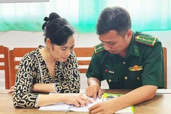 Trung úy Hồ Mộng Long hướng dẫn học viên Dương Thúy Liễu.